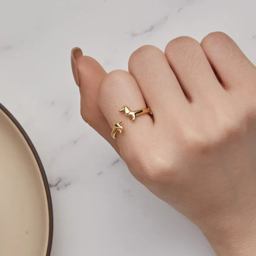 Delicato anello con bassotto in argento sterling