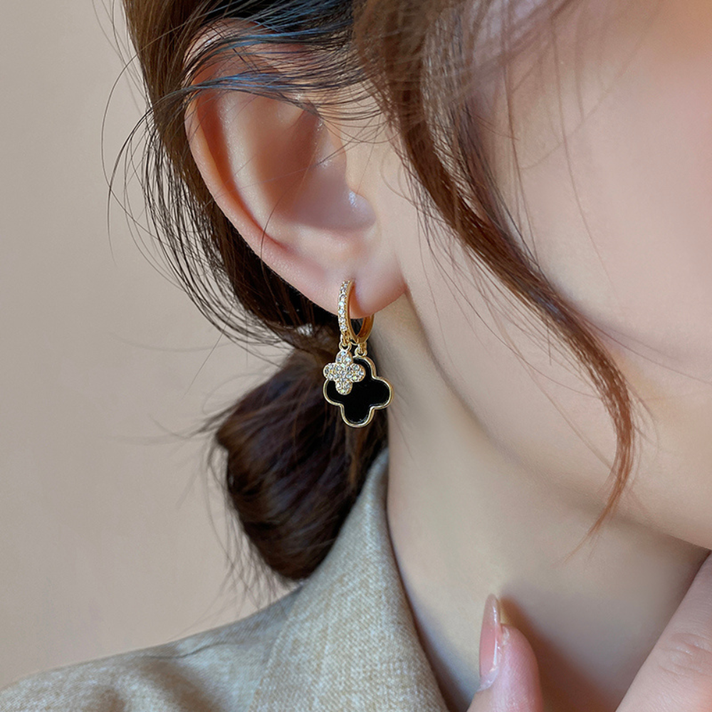 Lussuosi orecchini pendenti a trifoglio neri e dorati