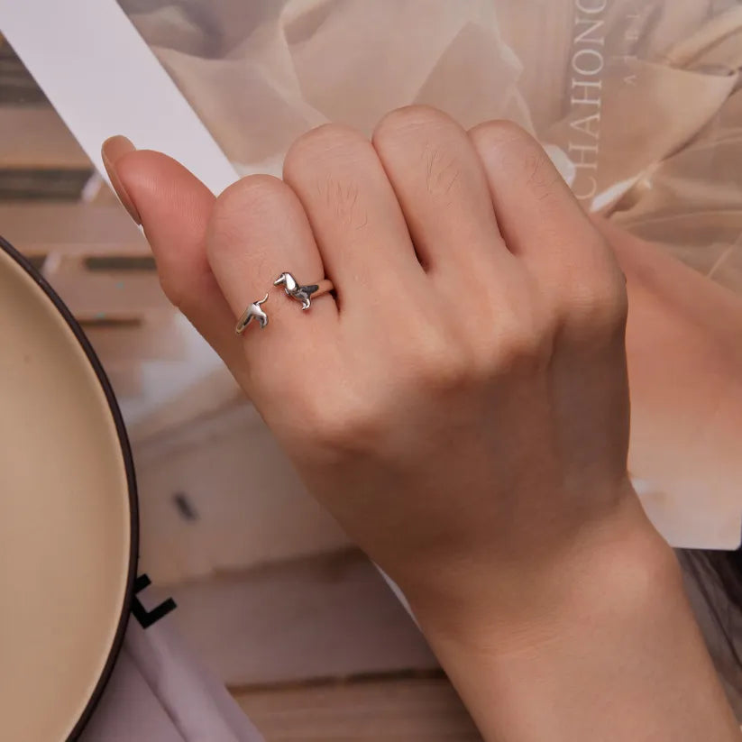 Delicato anello con bassotto in argento sterling