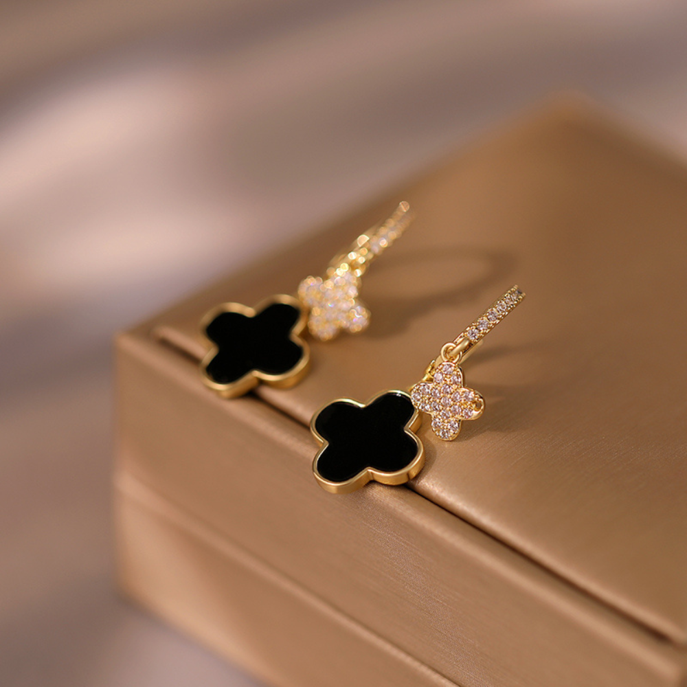 Lussuosi orecchini pendenti a trifoglio neri e dorati