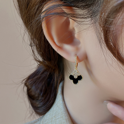 Lussuosi orecchini pendenti a trifoglio neri e dorati