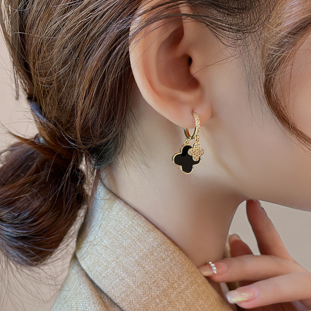 Lussuosi orecchini pendenti a trifoglio neri e dorati