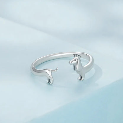 Delicato anello con bassotto in argento sterling