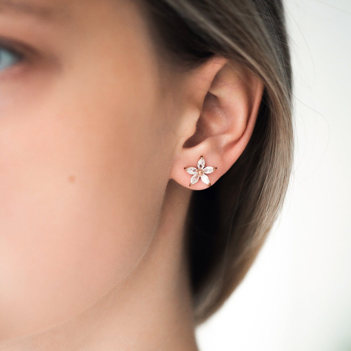 Delicati orecchini a bottone con rosette