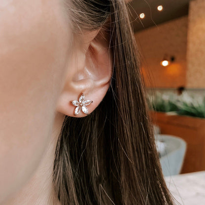 Delicati orecchini a bottone con rosette