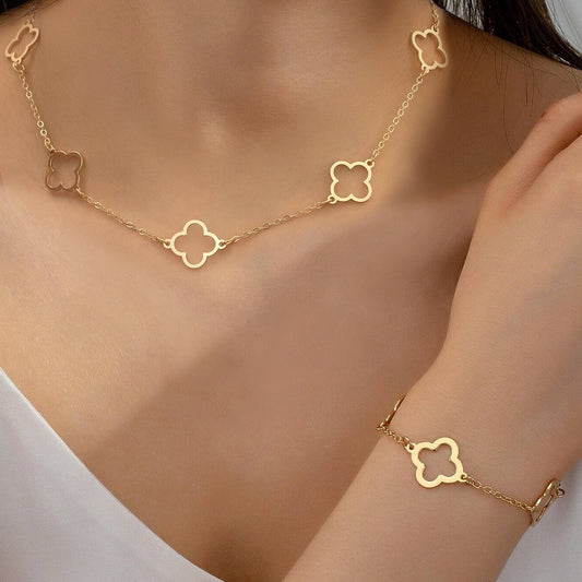 Elegante set di gioielli con fiori dorati