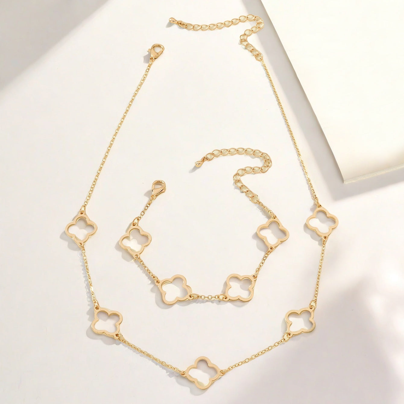 Elegante set di gioielli con fiori dorati