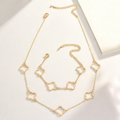 Elegante set di gioielli con fiori dorati