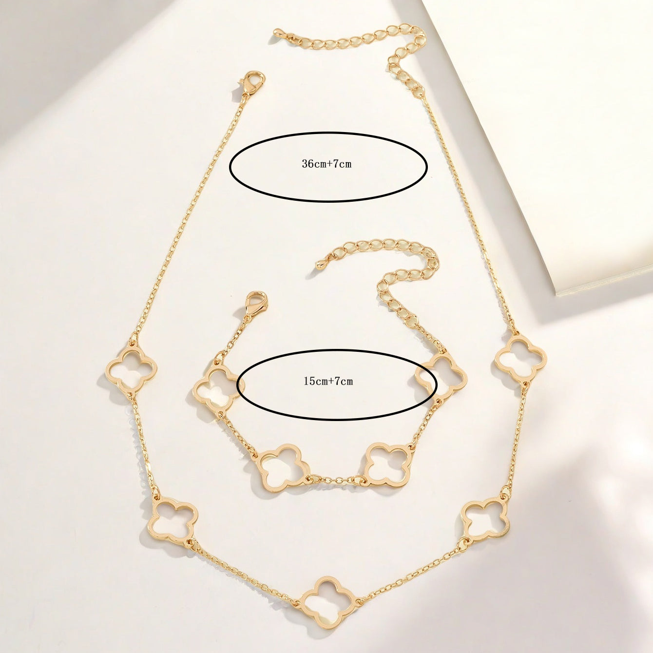 Elegante set di gioielli con fiori dorati