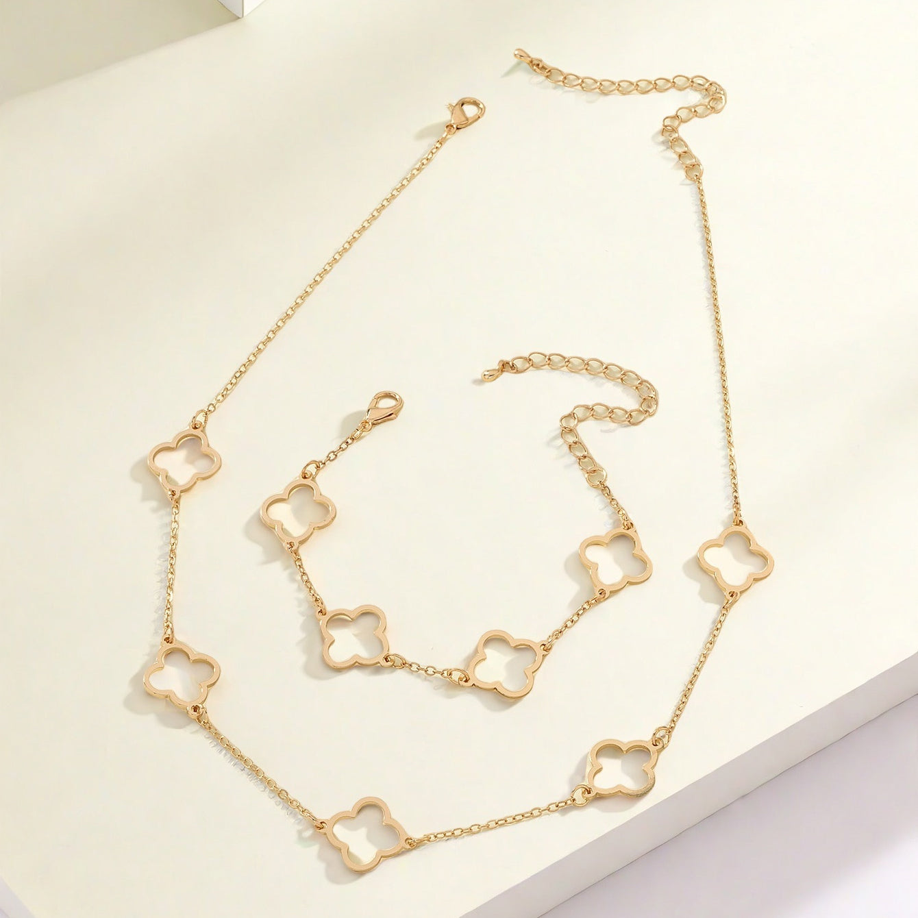 Elegante set di gioielli con fiori dorati